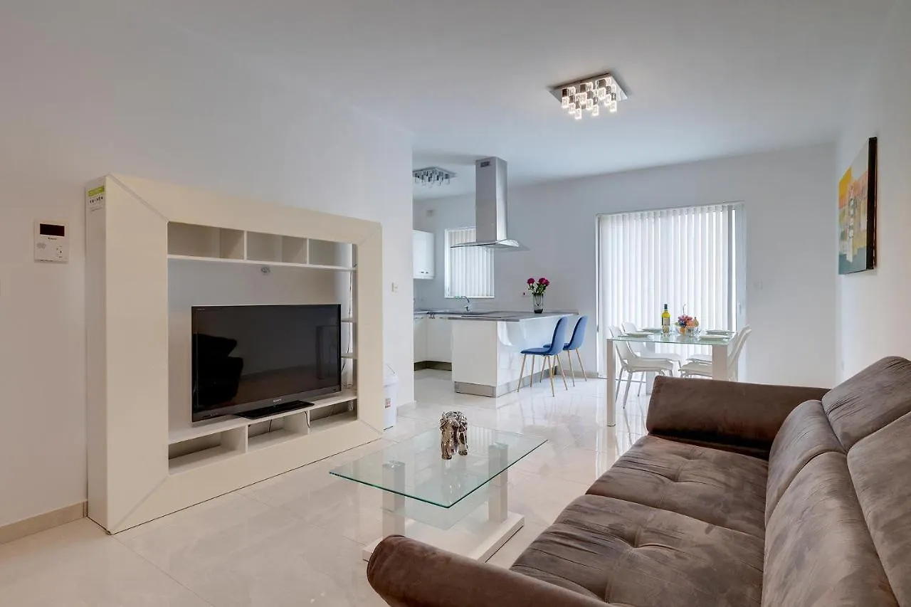 Spacious Apartment Steps To The Promenade Sliema