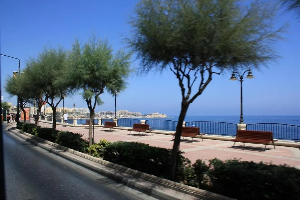 Spacious Apartment Steps To The Promenade Sliema