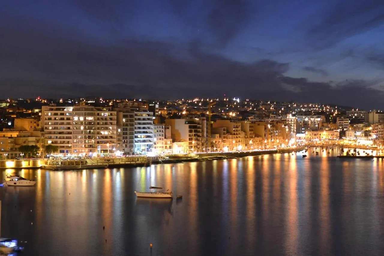 Spacious Apartment Steps To The Promenade Sliema