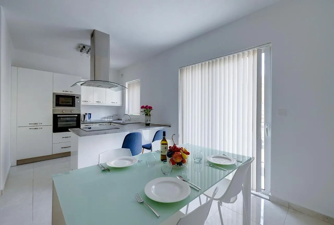 Spacious Apartment Steps To The Promenade Sliema 0*,