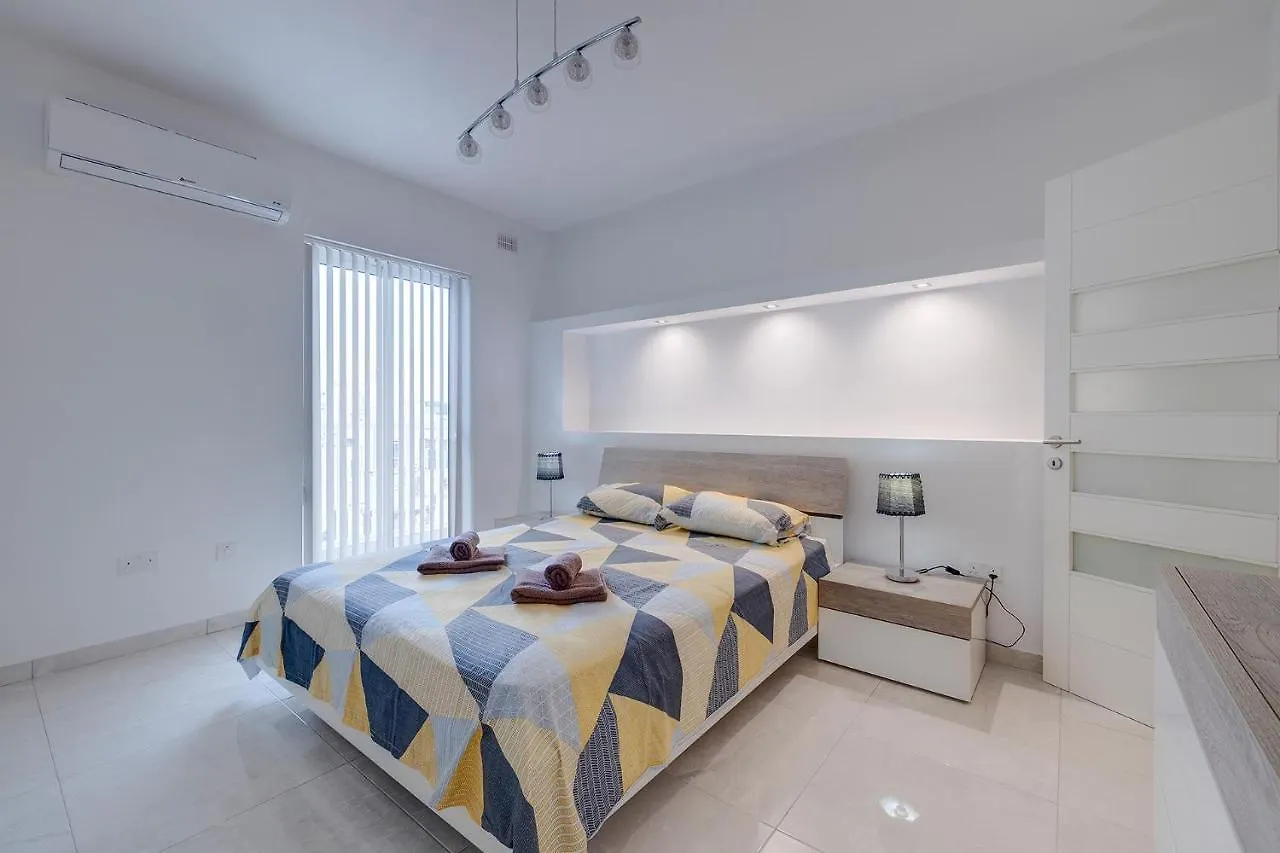 Spacious Apartment Steps To The Promenade Sliema