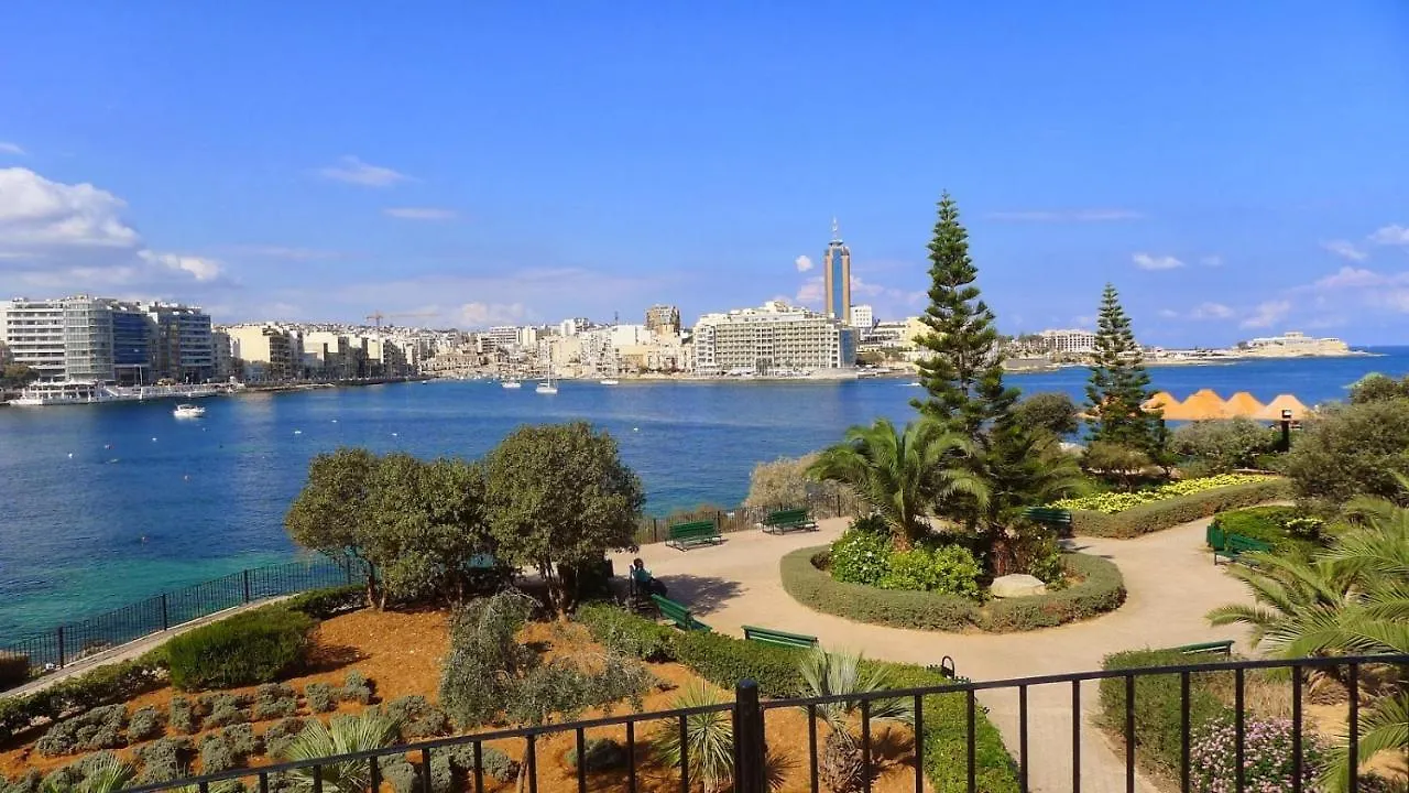 Spacious Apartment Steps To The Promenade Sliema
